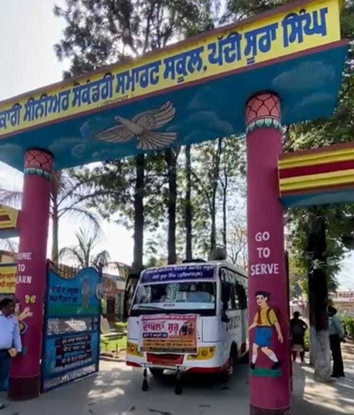 सरकारी स्मार्ट स्कूल पद्दी सूरा सिंह में बच्चों के परिवहन के लिए स्कूल बस सेवा शुरू की गई।